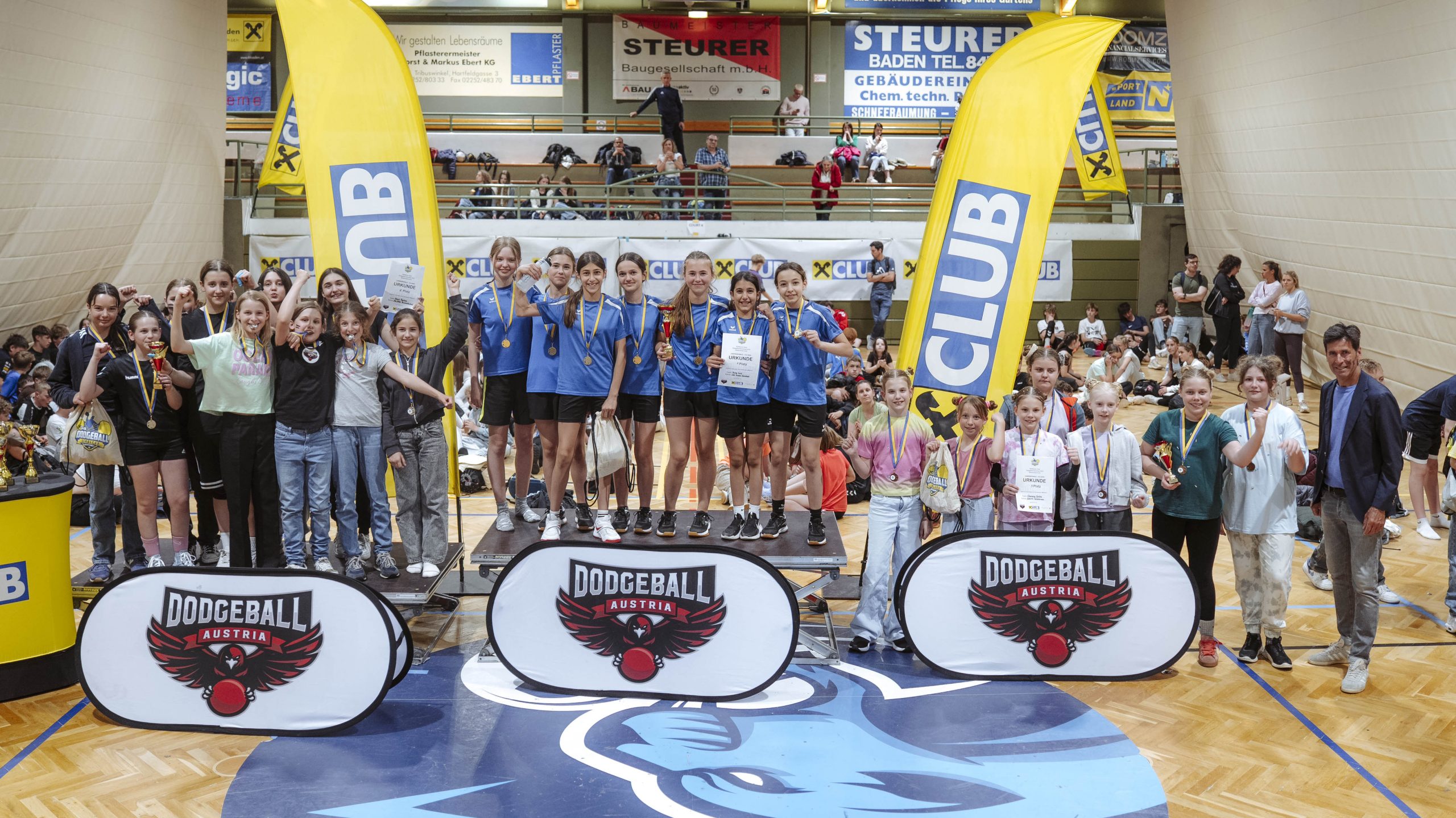 Die strahlenden Siegerinnen des Landesfinales des Raiffeisen Club Dodgeball Schulcup NÖ 2025